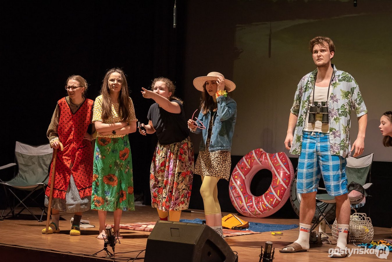 Krobia. Po prawie dwuletniej przerwie spowodowanej koronawirusowymi obostrzeniami w kulturze na scenę ze spektaklem gwarowym „Szafa kwiczy i w tango” powróciła krobska Grupa Teatralna "Na Fali". Jest to trzecia już cześć przygód Babci Janiny i jej rodziny