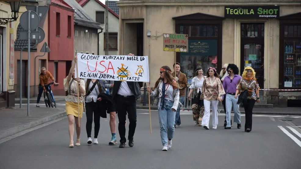 IV Poniecka Gra Miejska "Wehikuł czasu" w klimacie PRL. Każda drużyna otrzymała mapki z lokalizacją kolejnych zadań do wykonania - w sumie było ich 10 - Zdjęcie główne