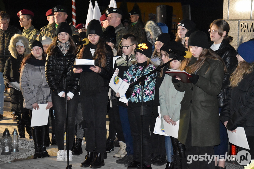 Wartę przy pomniku rozstrzelanych wystawił 4. Pułk Przeciwlotniczy w Lesznie oraz klasa wojskowa Zespołu Szkół Ogólnokształcących i Zawodowych w Krobi