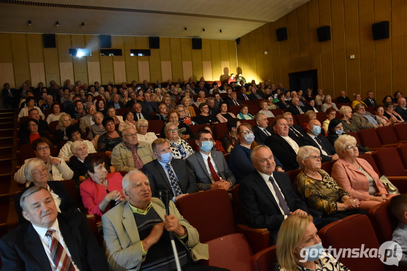 - Pragnę serdecznie podziękować przewodniczącemu naszego koła oraz członkom zarządu, zarządowi rejonowemu w Gostyniu oraz okręgowemu w Poznaniu za docenienie. Myślę, że każde wyróżnienie zobowiązuje nas do dalszej współpracy, działalności i funkcjonowania naszego koła. Słowa uznania na ręce pani Jadwigi Wojciechowskiej i Mirosławy Dudek. Jako seniorzy tworzymy, wielką, jedną, wspólną rodzinę. Życzę naszemu zarządowi spełnienia zamierzonych planów i zadań w dalszej kadencji. Naszym wszystkim seniorom zaś dużo, dużo zdrowia, radości, optymizmu, pogody ducha oraz uśmiechu na co dzień. Bo niektórzy uczeni twierdzą, że kto się dużo śmieje, ten długo żyje - mówiła Kazimiera Ratajczak, jedna z członkiń koła