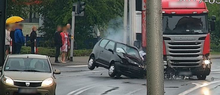 Tir wjeżdża na czerwonym na skrzyżowanie. Cieżarówka uderza w fiata [WIDEO Z WYPADKU] - Zdjęcie główne