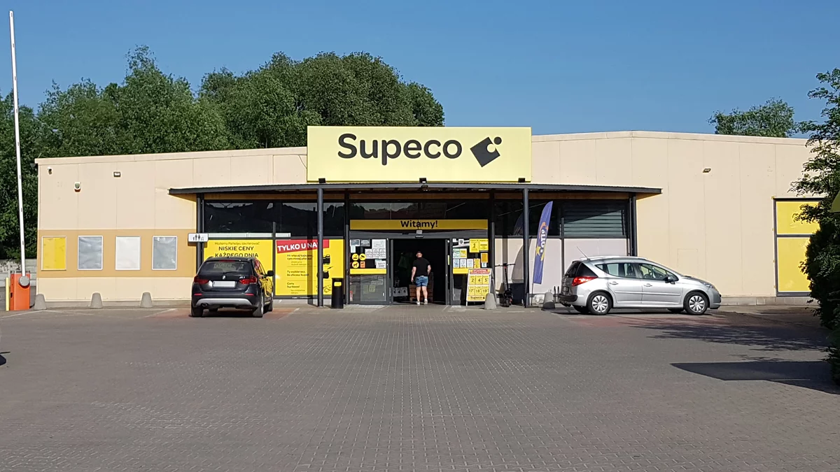 Ten żółty sklep sieci Carrefour zniknie z Gostynia. Klienci mogą robić zakupy jeszcze prze kilka tygodni