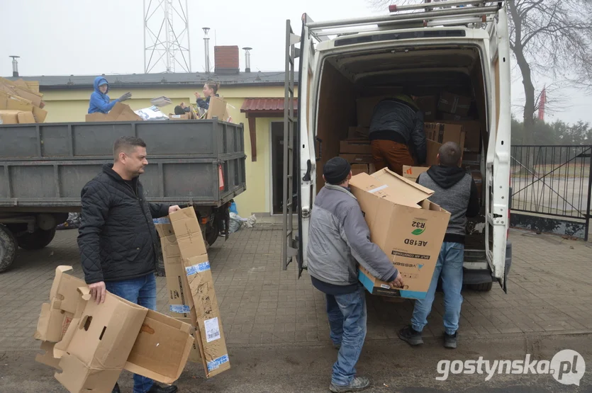 Żychlewo. Pierwsza partia makulatury, nakrętek, puszek i zużytych baterii zebranych dla Zuzi trafiła do Smogorzewa, do dziadków chorej dziewczynki. Mieszkańcy Żychlewa nie mają jednak zamiaru na tym poprzestać i chcą regularnie zbierać odpady, aby pomóc w zebraniu 9,5 mln złotych na terapię genową