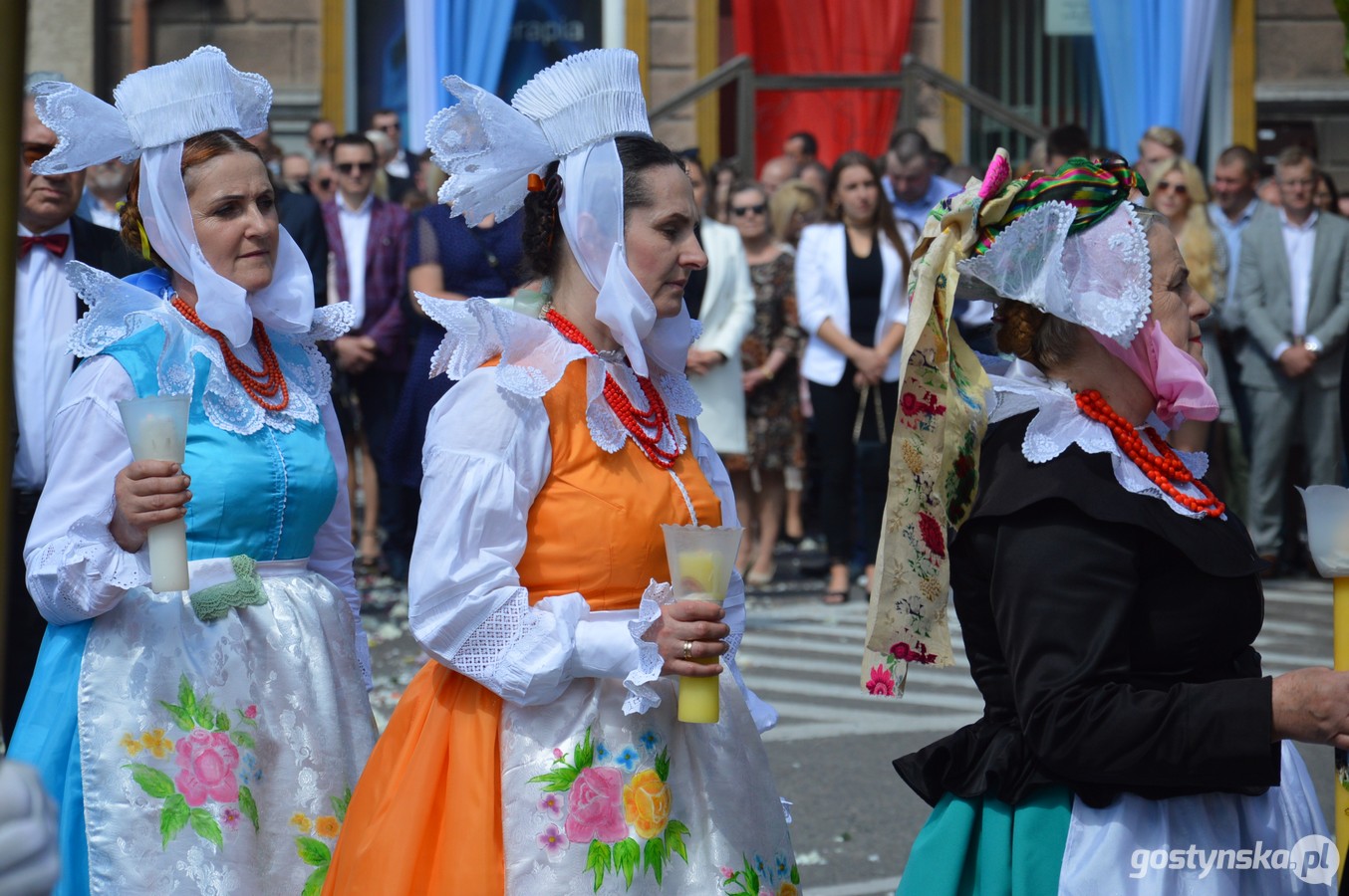 Krobia. Procesja Bożego Ciała przeszła ulicami miasta. Każdemu z ołtarzy przyświecało inne hasło: „Przez Maryję do Jezusa”, „Pozwólcie dzieciom przyjść do mnie”, Bierzcie i jedzcie, to jest ciało Moje” oraz „W mocy bożego Ducha” 