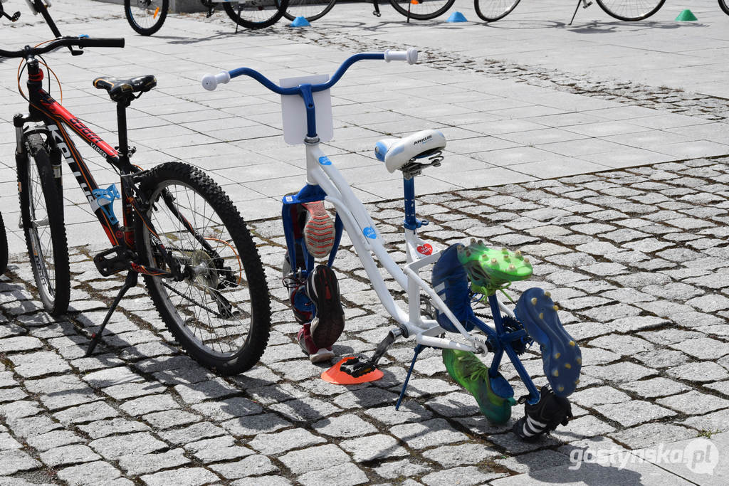 Ogromne rowerowe serce dla Marty, ułożone na gostyńskim rynku