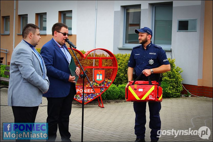 Poniec. Sprzęt medyczny trafił m.in. do policjantów z miejscowego posterunku, strażaków z OPS Poniec, ale także fundatorów biorących udział w zbiórce