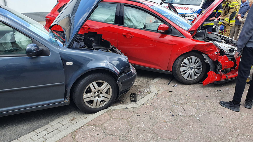 Kolizja w Borku Wlkp. Kierująca wymusiła pierwszeństwo. Zniszczone są trzy samochody - Zdjęcie główne