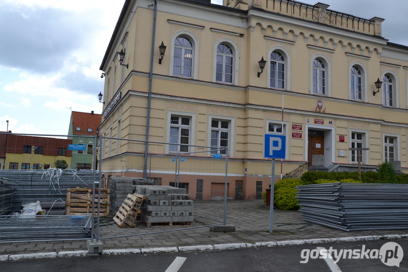 Krobia. Wykonawca inwestycji - firma Polskie Surowce Skalne sp. z o.o. Grupa Budowlana z Bielan Wrocławskich rozpoczął rozbiórkę chodników wokół rynku