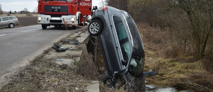 Przebiła barierki i wjechała do wody - Zdjęcie główne