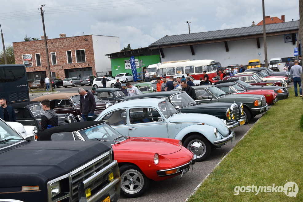 Gostyń. Zlot samochodów retro wzbudził zainteresowanie mieszkańców Gostynia