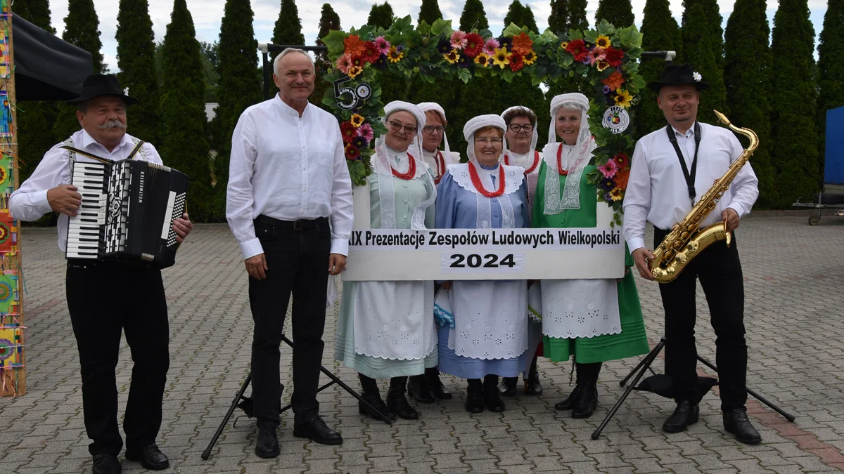 Borkowiacy zagrali na... żołnierską nutę. Niespodzianka na XIX Prezentacjach Zespołów Ludowych Wielkopolski w Borku Wlkp. - Zdjęcie główne