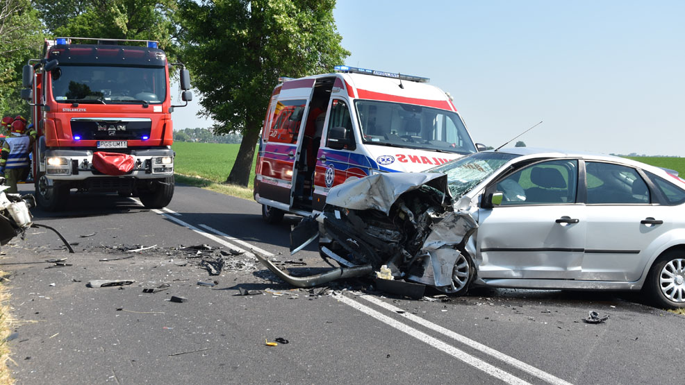 Doprowadził do zderzenia czołowego, bo... poprawiał torbę w aucie. Wypadek na trasie Gostyń-Poniec - Zdjęcie główne