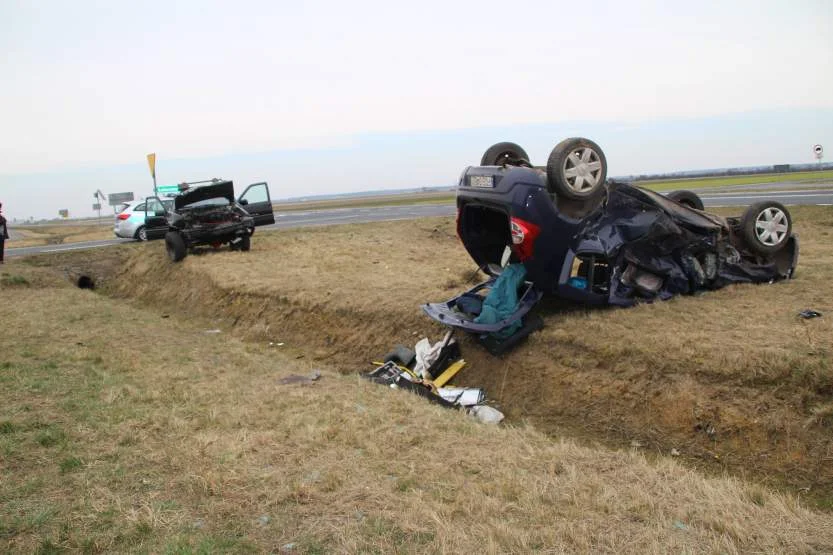 Zderzenie dwóch aut osobowych na DK 12 w Jaraczewie [ZDJĘCIA, WIDEO]  - Zdjęcie główne