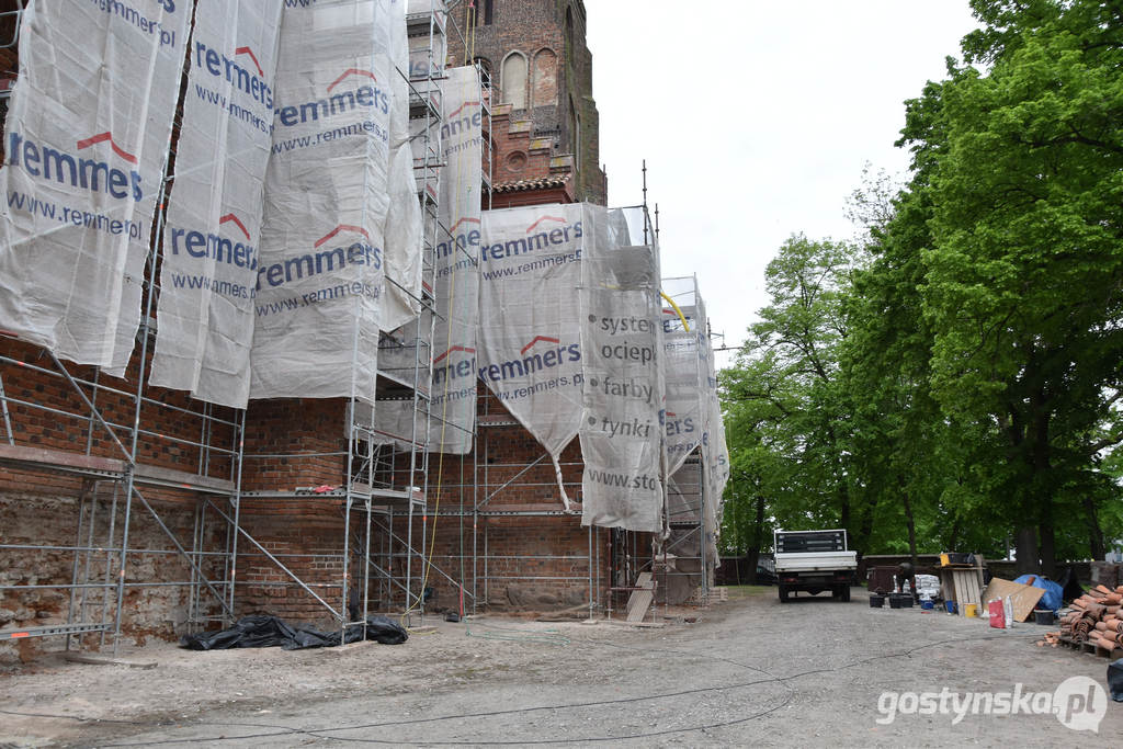 Gostyń. Tajemniczy, średniowieczny mur odkryto podczas renowacji północnej części kościoła