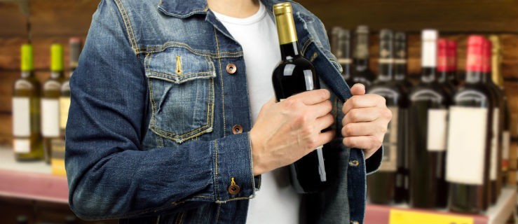 Na oczach policjanta schował pod kurtkę butelkę whisky - Zdjęcie główne