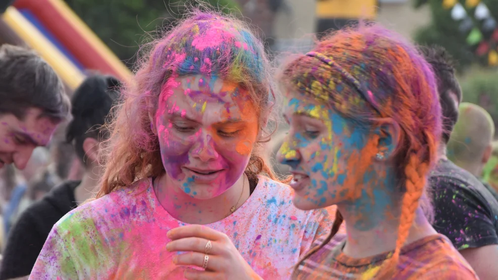 Dni Gostynia 2022. Familijna niedziela w Gostyniu, szaleństwo z kolorami. Serce miasta odżyło - Zdjęcie główne