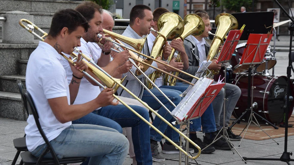 Orkiestrynek Gostyń 2022. Trąbki, puzony, flety, klarnety zabrzmiały na rynku, by powitać lato. Koloru dodały mażoretki [FILM] - Zdjęcie główne