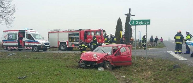 BMW w polu, volkswagen w rowie - Zdjęcie główne