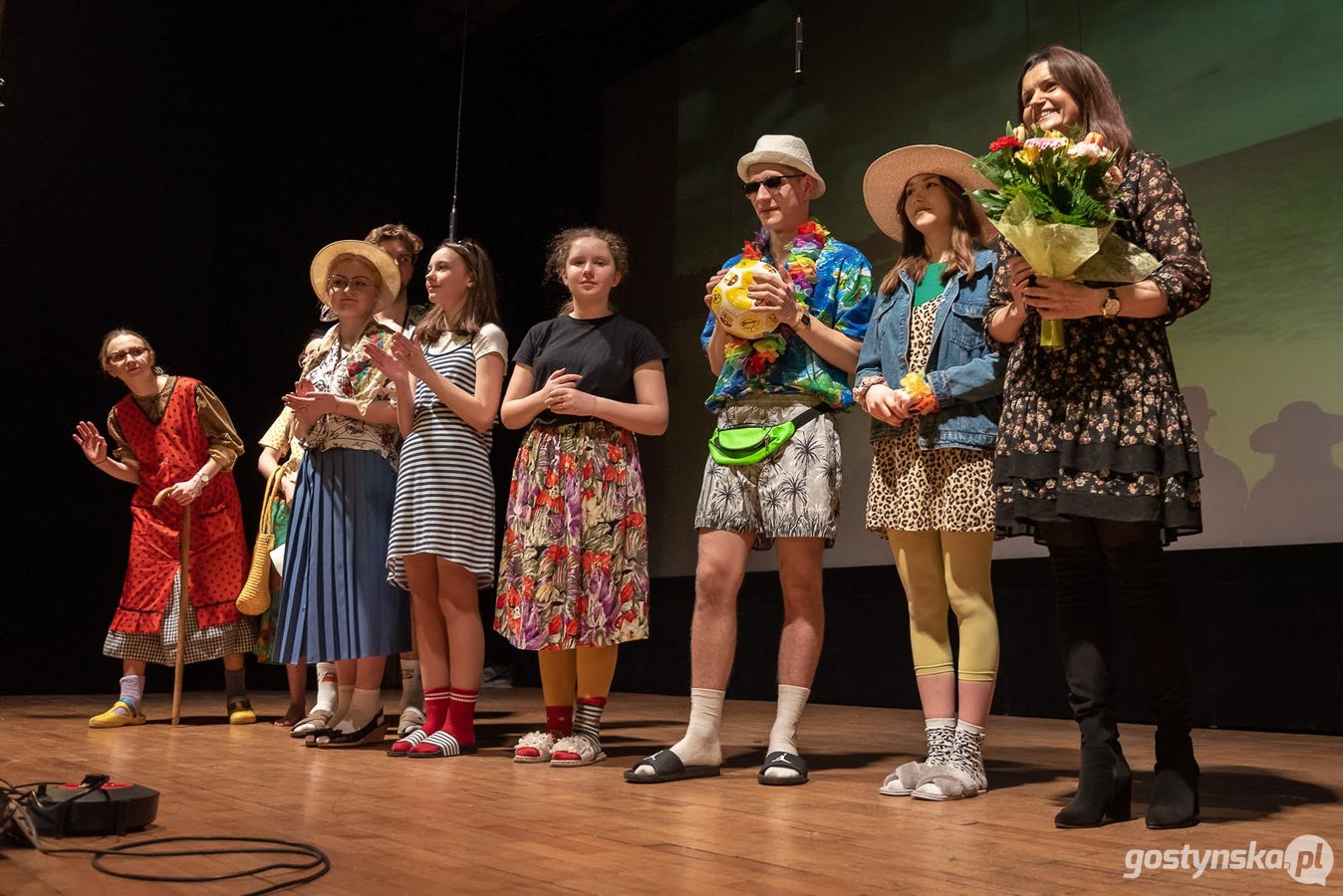 Krobia. Po prawie dwuletniej przerwie spowodowanej koronawirusowymi obostrzeniami w kulturze na scenę ze spektaklem gwarowym „Szafa kwiczy i w tango” powróciła krobska Grupa Teatralna "Na Fali". Jest to trzecia już cześć przygód Babci Janiny i jej rodziny