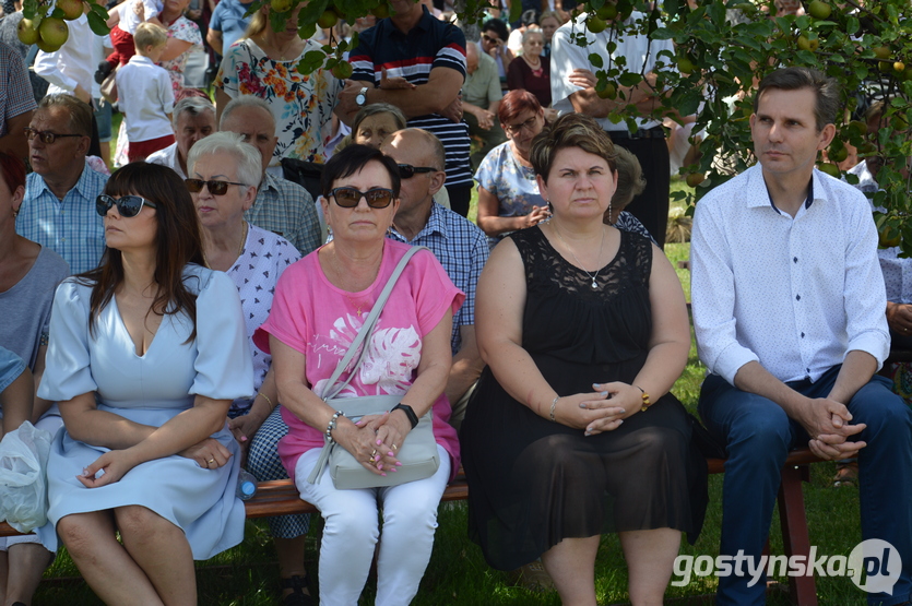 Święta Góra. Biskup Robert Włodarczyk pobłogosławił przyniesione na dożynki powiatowe plony: zboża, nasiona i zioła