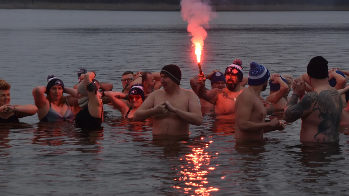 Rowerzyści i morsy z Gostynia wspólnie dla WOŚP. Charytatywny piknik z kąpielą w jeziorze - Zdjęcie główne