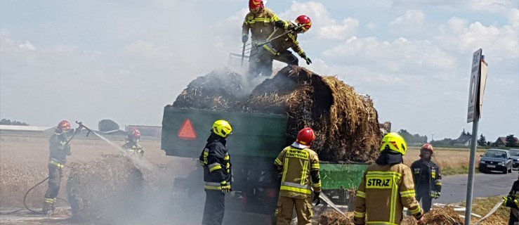 Baloty zapaliły się na przyczepie  - Zdjęcie główne