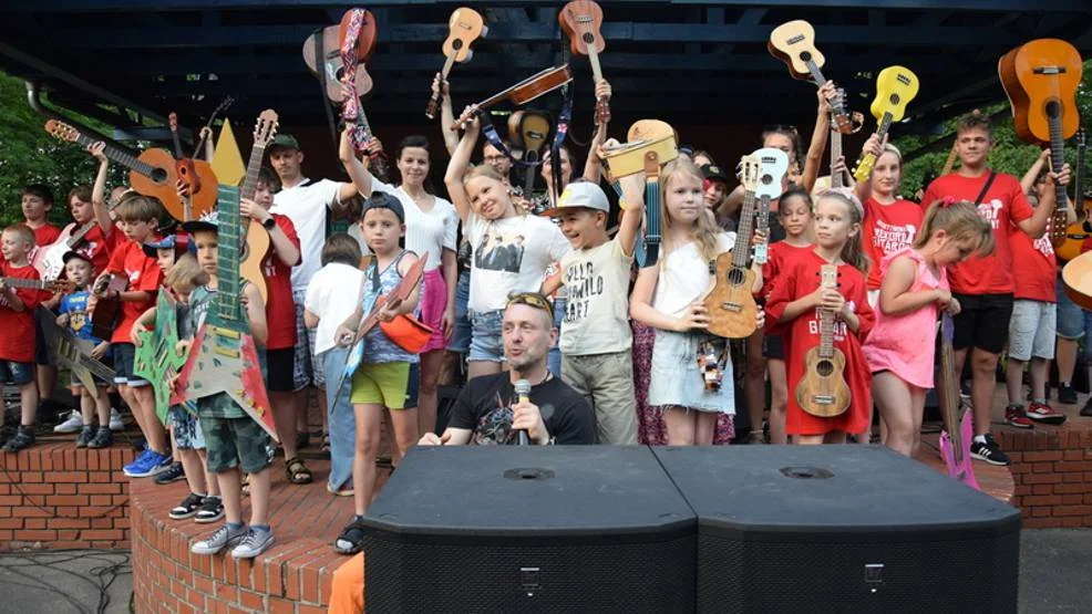 Trzeci Gostyński Rekord Gitarowy. Kilkadziesiąt gitar i ukulele znów wybrzmiało w parku miejskim w Gostyniu - Zdjęcie główne