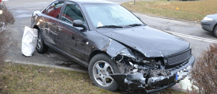 Zderzyły się audi i renówka - Zdjęcie główne