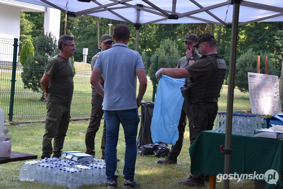 Mój czysty las - wspólna akcja GOK Hutnik i Nadleśnictwa Piaski. Cel - posprzątać las ze śmieci. Spotkanie drugie: 23 czerwca przy stacji uzdatniania wody pod Gostyniem