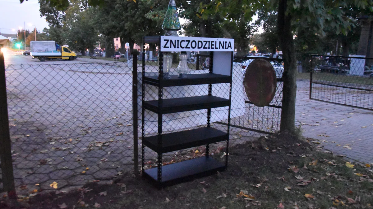 Zniczodzielnia - nowość na cmentarzu w Gostyniu. Zrobił ją sam - od początku do końca - Zdjęcie główne