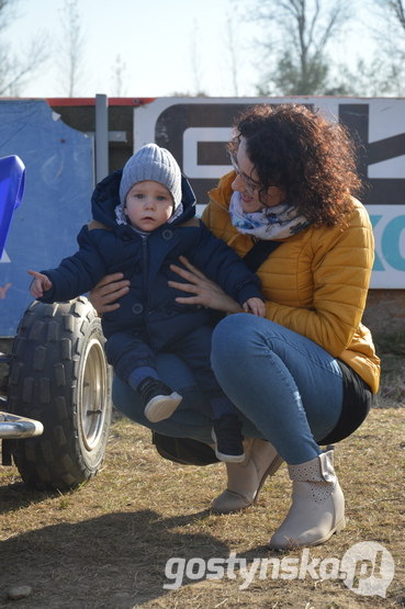 Dalabuszki. Piknik żużlowy dla Zuzi zorganizowany przez kluby Tasmania Racing oraz AKŻ Ostrów Wielkopolski przyniósł ponad 22 tysiące złotych zebrane podczas licytacji oraz ze sprzedaży m.in. wypieków przygotowanych przez komitet Zuzia kontra SMA