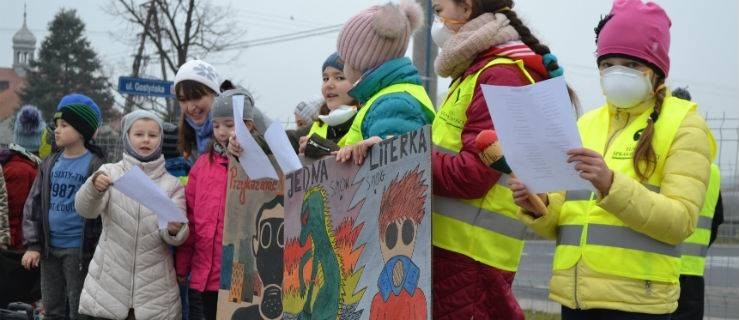 Okrążyli wioskę, głosząc antysmogowe hasła - Zdjęcie główne