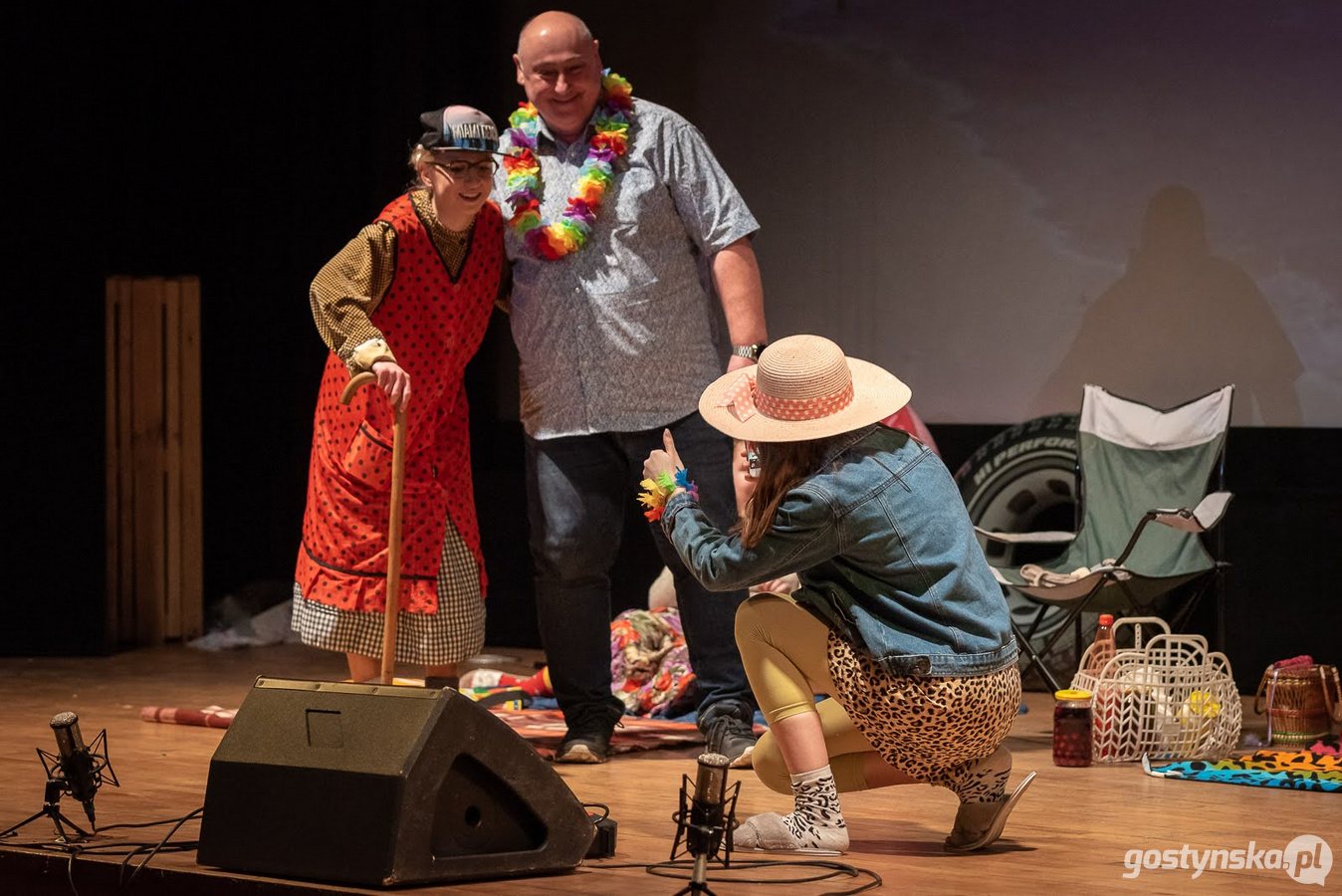 Krobia. Po prawie dwuletniej przerwie spowodowanej koronawirusowymi obostrzeniami w kulturze na scenę ze spektaklem gwarowym „Szafa kwiczy i w tango” powróciła krobska Grupa Teatralna "Na Fali". Jest to trzecia już cześć przygód Babci Janiny i jej rodziny