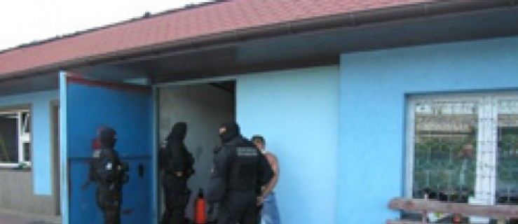 5 osób zatrzymanych - Zdjęcie główne