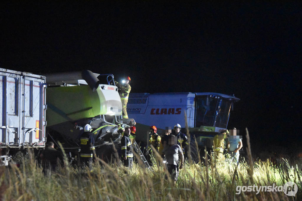 Mszczyczyn gm. Dolsk. Pożar kombajnu zbożowego. W akcji gaszeni abrali udział strazacy z powiatu gostyńskiego