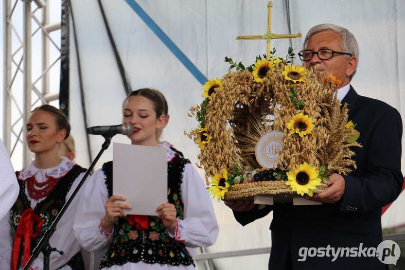 Główna część dożynek gminno-parafialnych odbyła się na Placu Cyryla Ratajskiego w Pępowie.