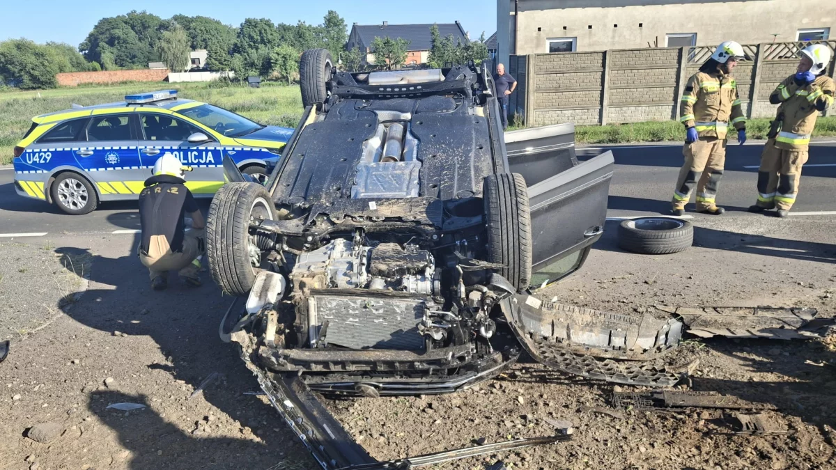 Groźne dachowanie z udziałem 76-latki. Kobieta doszczętnie rozbiła auto