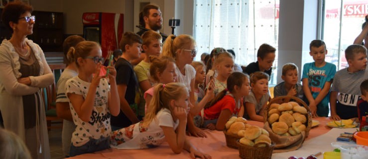 Zafascynowane przyglądały się pracy kucharzy - Zdjęcie główne