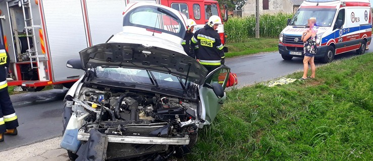 Jechał za blisko. Wpadł do rowu. Uderzył w mostek. Skończył w szpitalu - Zdjęcie główne