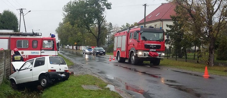 Cinquecento w rowie. Kierowca poszkodowany  - Zdjęcie główne