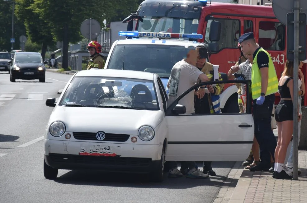 Potrącenie rowerzysty na ul. Powstańców Wielkopolskich w Gostyniu. Starszy mężczyzna zjechał z chodnika wprost pod samochód - Zdjęcie główne