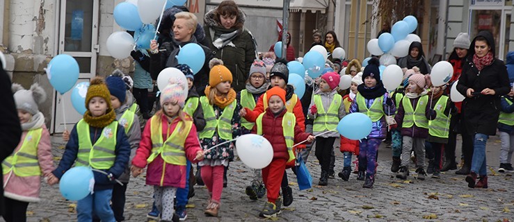 STOP przemocy mówią przedszkolaki. Balony poszybowały do nieba - Zdjęcie główne