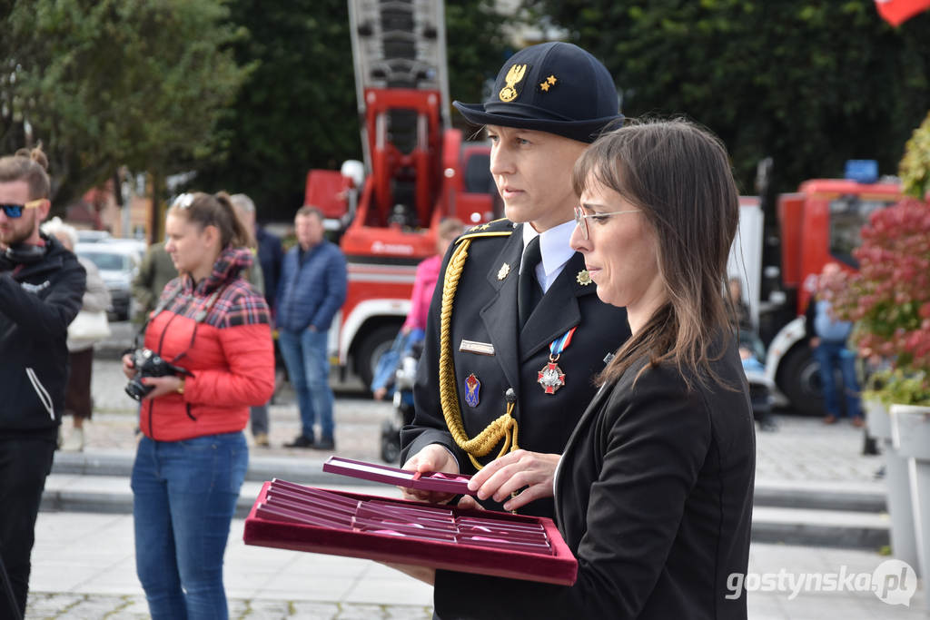 Gostyń. Podczas uroczystości nadania sztandaru KP PSP w Gostyniu strażakom - zawodowym i ochotnikom wręczono odznaczenia prezydenckie