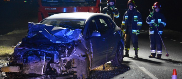 Ciężarówka i osobówka zderzyły się na prostej. Kierowca i pasażerka ranni - Zdjęcie główne