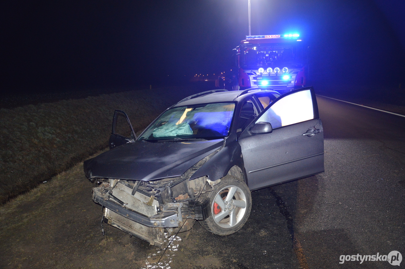 Borek Wielkopolski. Mazdą podróżowało w sumie 5 osób. Ze względy na liczbę rannych trzeba było czekać na przyjazd dodatkowych karetek pogotowia.