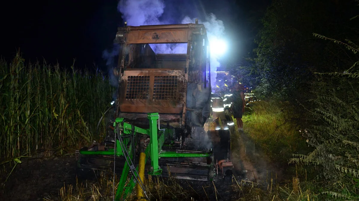 Pożar prasy na polu w gminie Borek Wlkp. Rolnik uratował plony, wjechał w kukurydzę - Zdjęcie główne