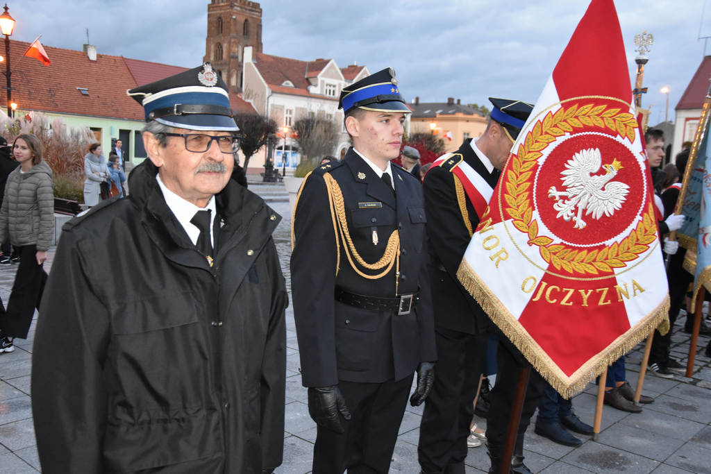 Gostyń. Obchody 82. rocznicy rozstrzelania przez Niemców 30 obywateli miasta Gostynia i okolicy. Składanie wieńców pod Pomnikiem Rozstrzelanych