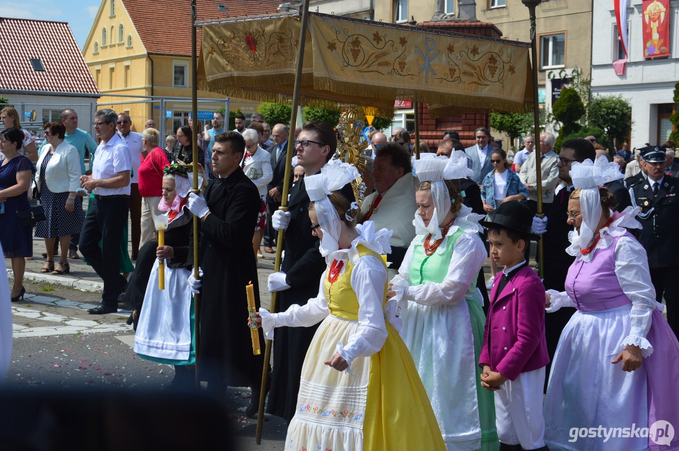 Krobia. Procesja Bożego Ciała przeszła ulicami miasta. Każdemu z ołtarzy przyświecało inne hasło: „Przez Maryję do Jezusa”, „Pozwólcie dzieciom przyjść do mnie”, Bierzcie i jedzcie, to jest ciało Moje” oraz „W mocy bożego Ducha” 