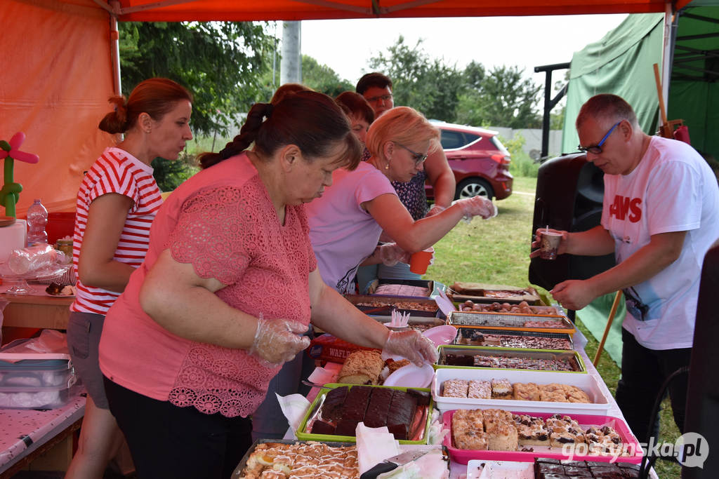 Borek Wlkp. Festyn w Bruczkowie. Postawiono pierwsze urządzenie siłowni zewnętrznej. KGW Bruczków dba o kobiety, urozmaicając im życie