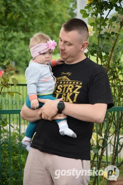 Smogorzewo. Strażaka z OSP Tarce przywitali i pożegnali nie tylko mieszkańcy Smogorzewa, w tym Zuzia z rodziną czy wolontariuszki komitetu społecznego Zuzia kontra SMA, ale także przykładowo pojawiły się panie z Koła Gospodyń Wiejskich w Masłowie, które aktywnie wspierają zbiórkę dla Zuzi oraz innych potrzebujących dzieci